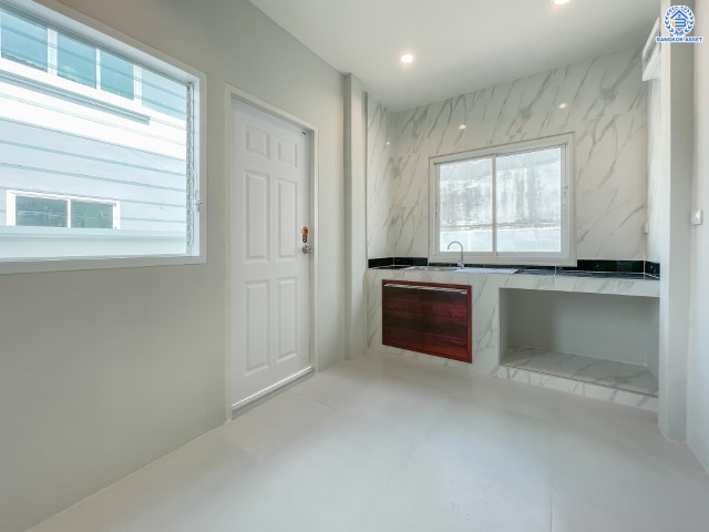 บ้านมือสองตกแต่งใหม่ คุณภาพแบรนด์ LH ม.ชลลดา บางบัวทอง เนื้อที่ 76 ตร.ว. ตกแต่งหรูหรา ฟังก์ชันจัดเต็ม 3 ห้องนอน 2 ห้องน้ำ จอดรถได้ 2 คัน พร้อม Facilities ครบ! บนทำเลคุณภาพ เชื่อมต่อได้หลายเส้นทาง ใกล้เซ็นทรัลเวสต์เกต และรถไฟฟ้า "สถานีบางพลู"